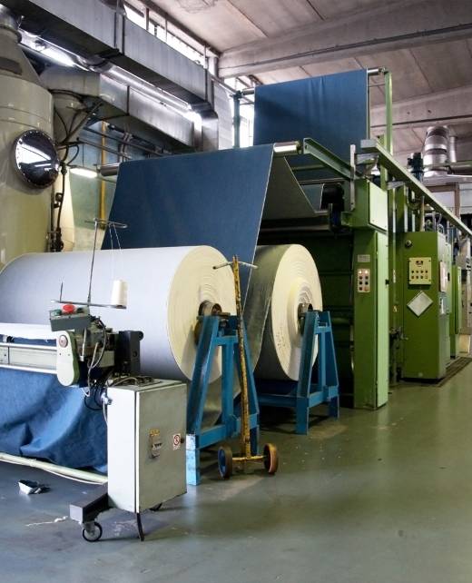 Telaio industriale e macchinario di tessitura in funzione a rappresentazione del settore di applicazione tessile